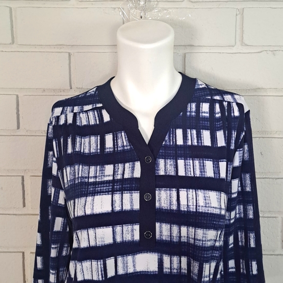 Elie McCarthy Blue/White 3 Button 3/4 Sleeve Blouse. Size Medium NWT - Picture 2 of 7